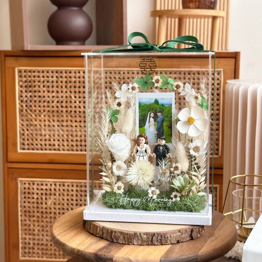 Greta Preserved Flower Acrylic Box